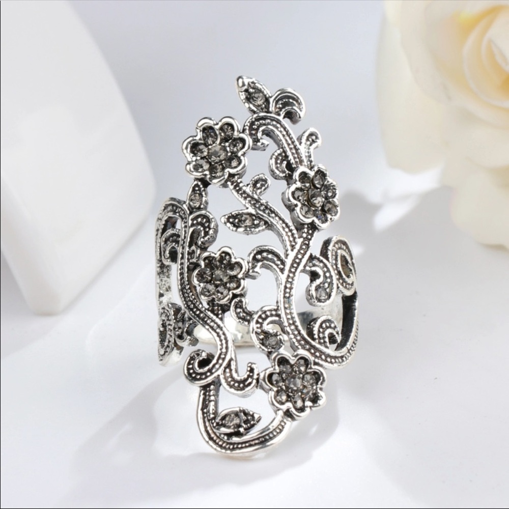 🍂🦉Antiqued Silver Paved Crystal Statement Ring🦉